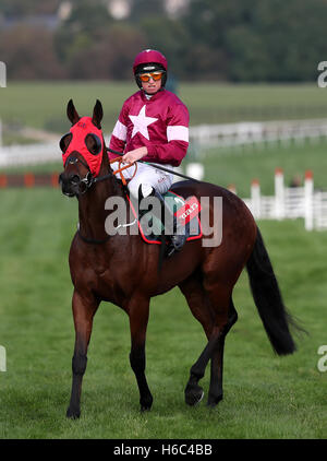 Rouleau de tigre monté par jockey Jamie pendant la papeterie Codd Ryman Cheltenham Business Club Novices' Chase sur le premier jour de l'exposition à l'Hippodrome de Cheltenham. Banque D'Images