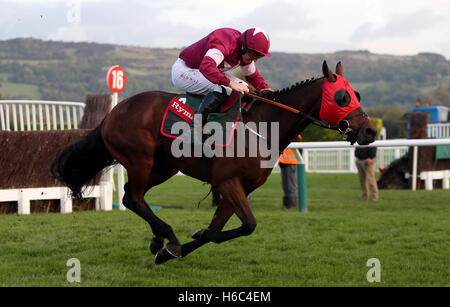 Rouleau de tigre monté par jockey Jamie pendant la papeterie Codd Ryman Cheltenham Business Club Novices' Chase sur le premier jour de l'exposition à l'Hippodrome de Cheltenham. Banque D'Images