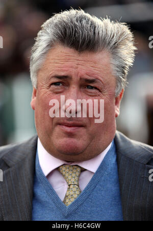 Formateur Paul Nicholls au cours de la première journée de l'exposition à l'Hippodrome de Cheltenham. Banque D'Images