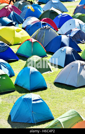 Beaucoup de tentes colorées sur un pré en un jour d'été pendant le festival de musique Banque D'Images