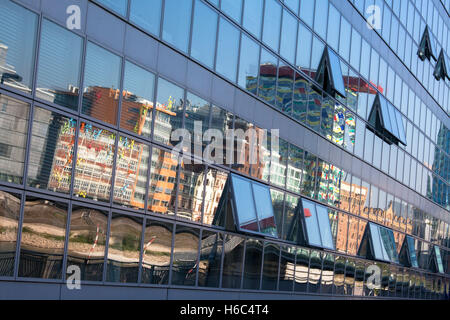L'Europe, Allemagne, Düsseldorf, le Medienhafen (port des médias), les bâtiments reflètent dans une façade en verre. Banque D'Images