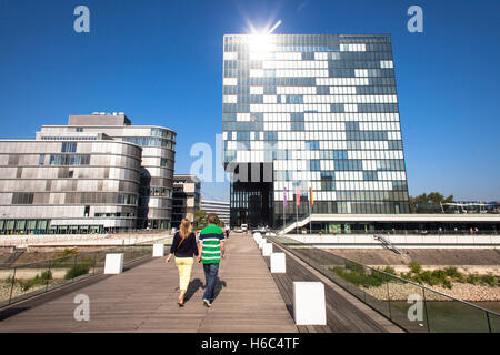 Allemagne, Düsseldorf, la partie sud-ouest du port des médias, le Hyatt Regency Hotel, pont sur le port intérieur. Banque D'Images