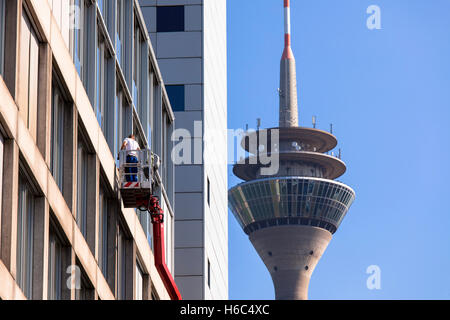 Allemagne, Düsseldorf, la tour de télévision, nettoyage de vitres à un immeuble de bureaux au Medienhafen (port des médias). Banque D'Images