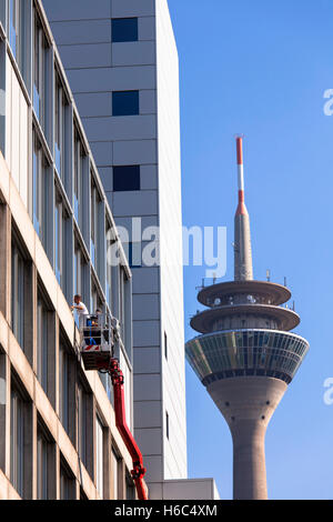 Allemagne, Düsseldorf, la tour de télévision, nettoyage de vitres à un immeuble de bureaux au Medienhafen (port des médias). Banque D'Images