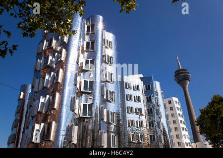 Allemagne, Düsseldorf, les bâtiments Neuer Zollhof par Frank O. Gehry au port Medienhafen, tour de télévision. Banque D'Images