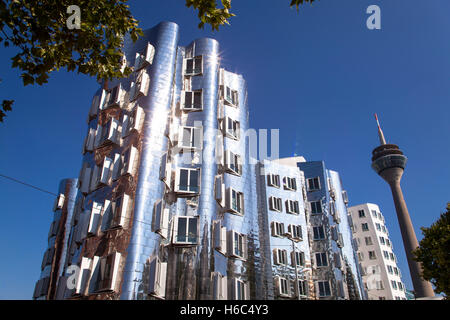 Allemagne, Düsseldorf, les bâtiments Neuer Zollhof par Frank O. Gehry au port Medienhafen, tour de télévision. Banque D'Images