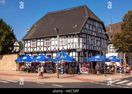 L'Allemagne, la Ruhr, Herdecke, maison ancienne à colombages dans la rue principale, Cafe Kornspeicher. Banque D'Images