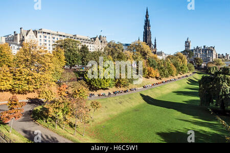 Couleurs d'automne dans la région de East Princes Street Garden Edinburgh Scotland Banque D'Images