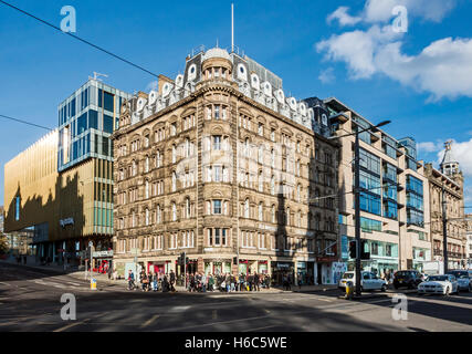 Hôtel Old Waverley au coin de la rue Princes Street et St Davids Street à Edimbourg avec nouveau bâtiment à gauche de la Standard Life Banque D'Images