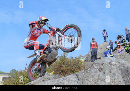 Le motocyclisme. Course d'essai. Championnat d'Espagne. Jorge Casales dépasser un obstacle, dépasser un obstacle, plus de rochers de granit. Banque D'Images