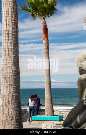 Tijuana, Mexique - un couple à l'Océan pacifique, juste au sud de la frontière américaine. Banque D'Images