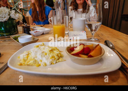 Oeufs brouillés avec burrata fromage et de fruits Banque D'Images