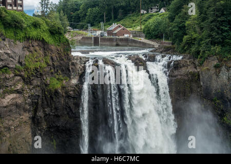 L'eau explose en une cascade de Snoqualmie, Washington. Banque D'Images