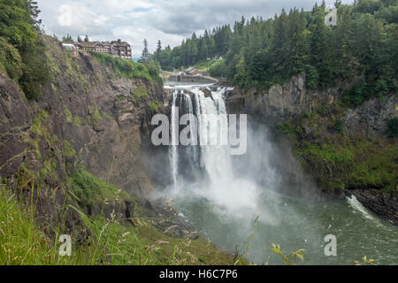 L'eau explose en une cascade de Snoqualmie, Washington. Banque D'Images