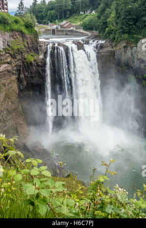 L'eau explose en une cascade de Snoqualmie, Washington. Banque D'Images