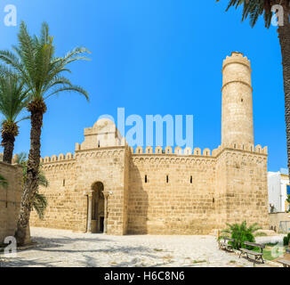 La façade de Ribat forteresse avec la haute tour donne sur la vieille ville d'Hammamet, Tunisie Banque D'Images