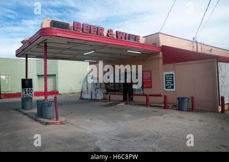 Beer & wine signe au-dessus d'une station d'essence/dépanneur parvis. Banque D'Images