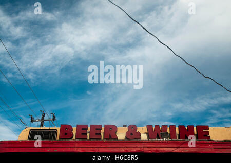 Beer & wine signe au-dessus d'une station d'essence/dépanneur parvis. Banque D'Images