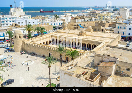 La vue aérienne de la Place des Martires avec les nombreux musulmans en Grande mosquée lors de la prière mahométane, Sousse, Tunisie Banque D'Images