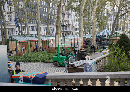 New York, États-Unis. 26Th Oct, 2016. Bryant Park Holiday Village d'hiver et des magasins, banque d'Amérique promoteur s'approche ouverture annuelle, le 29 octobre 2016. Patinage libre, pop up Maison de boutiques et de l'illumination de l'arbre de Noël à venir le coup d'envoi de la saison d'hiver à New York. © Mark J. Sullivan/Pacific Press/Alamy Live News Banque D'Images