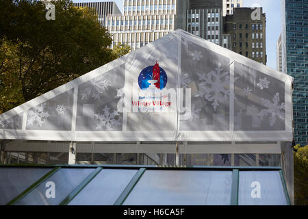 New York, États-Unis. 26Th Oct, 2016. Bryant Park Holiday Village d'hiver et des magasins, banque d'Amérique promoteur s'approche ouverture annuelle, le 29 octobre 2016. Patinage libre, pop up Maison de boutiques et de l'illumination de l'arbre de Noël à venir le coup d'envoi de la saison d'hiver à New York. © Mark J. Sullivan/Pacific Press/Alamy Live News Banque D'Images