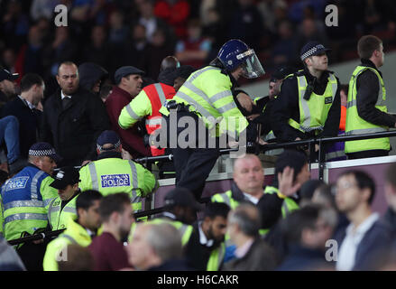 Intendants et pas dans la police que dans la foule des tempéraments flare au cours de l'EFL Cup, série de 16 match au stade de Londres. Banque D'Images