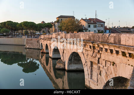 Pont de Tibère à Rimini au coucher du soleil, de l'Italie. Banque D'Images