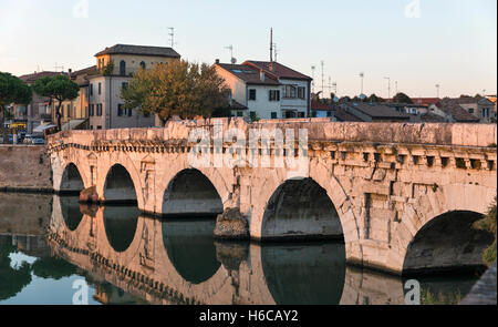 Pont de Tibère à Rimini au coucher du soleil, de l'Italie. Banque D'Images