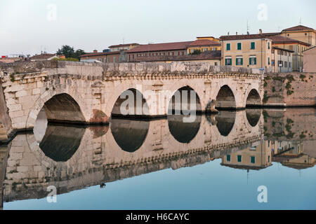 Pont de Tibère à Rimini au coucher du soleil, de l'Italie. Banque D'Images