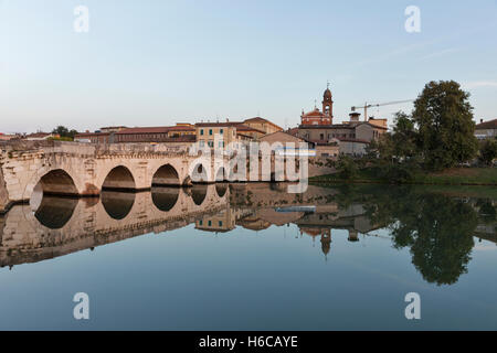 Pont de Tibère à Rimini au coucher du soleil, de l'Italie. Banque D'Images