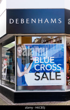 Magasin Debenhams à King's Lynn High Street annonce une vente de la Croix Bleue. Banque D'Images