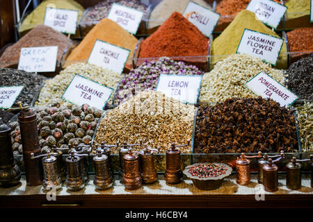 Épices et au marché aux épices à Istanbul Banque D'Images