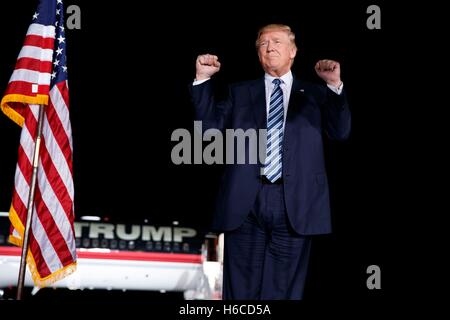 Candidat présidentiel républicain Donald Trump arrive à parler à un rassemblement électoral, mercredi, Octobre 26, 2016, dans la région de Kinston, N.C. (AP Photo/Evan Vucci) Banque D'Images