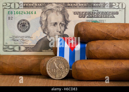 Cigares Cubains de luxe avec des billets et pièces en dollars US sur la table en bois. Banque D'Images