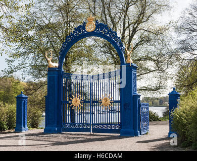 Porte bleue sur l'île de Djurgarden. Stockholm. La Suède Banque D'Images