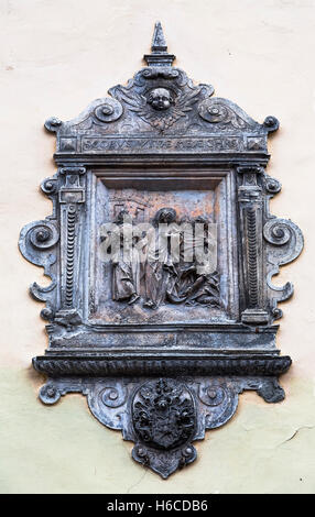 Le bas-relief sur le mur du bâtiment. Riga. La Lettonie Banque D'Images