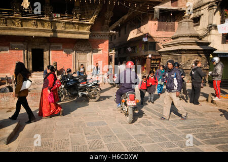 Le Népal, Katmandou, Patan, Durbar Square, Bhimsen Temple Hindou (reconstruite en 1682), le trafic entrant et sortant de la place Banque D'Images