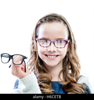 Girl holding lunettes dans main.isolé sur fond blanc. Banque D'Images