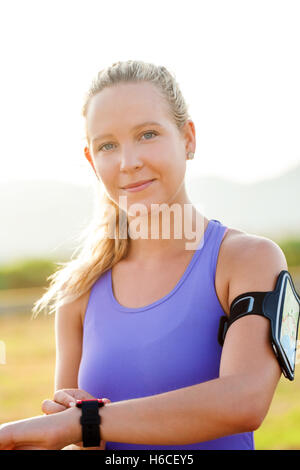 Close up portrait of attractive young woman wearing Smart et Smart watch watch brassard. Jeune athlète dans le sport l'usure. Banque D'Images
