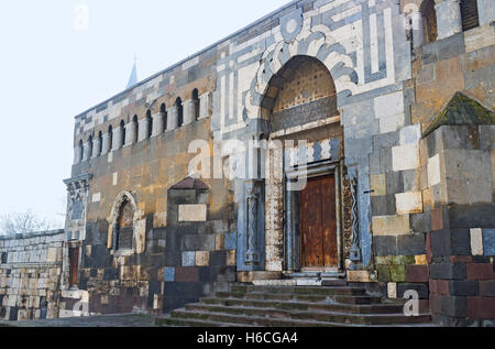 Les portes en pierre médiévale d'Alaeddin décorées avec des motifs de la Citadelle islamique fait de pierres mosaïques, Konya, Turquie. Banque D'Images