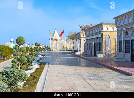 La rue moderne conduit à l'indépendance de la guerre, entouré par les magnifiques fleurs, Konya, Turquie. Banque D'Images