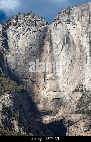 Yosemite Falls sec de la vallée de Yosemite National Park, California, USA. Banque D'Images