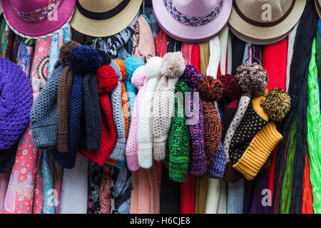 Les chapeaux et foulards péruvien sur un marché de rue Banque D'Images