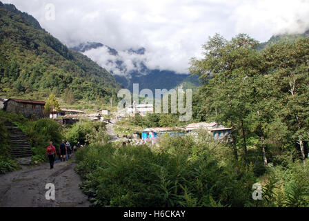 Les randonneurs sur le circuit de l'Annapurna au Népal à pied vers un petit village Banque D'Images