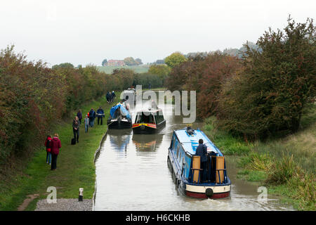 Narrowboats sur le canal d'Oxford à l'automne, Napton, Warwickshire, UK Banque D'Images