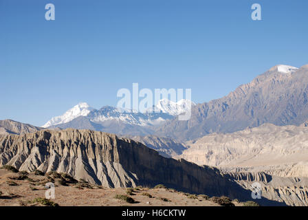 Le paysage de montagnes arides de la télécommande Damodar Himal Mustang dans la région du Népal une zone d'abord visité par Bill Tilman Banque D'Images