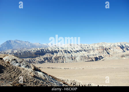 Le paysage de montagnes arides de la télécommande Damodar Himal Mustang dans la région du Népal une zone d'abord visité par Bill Tilman Banque D'Images