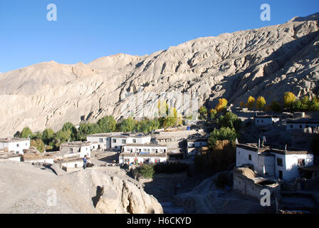 Le village de Tangge dans le paysage de montagnes arides de la télécommande Damodar Himal Mustang dans la région du Népal Banque D'Images