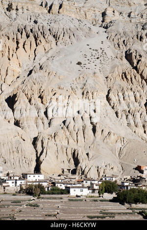 Le paysage de montagnes arides de la télécommande Damodar Himal Mustang dans la région du Népal une zone d'abord visité par Bill Tilman Banque D'Images