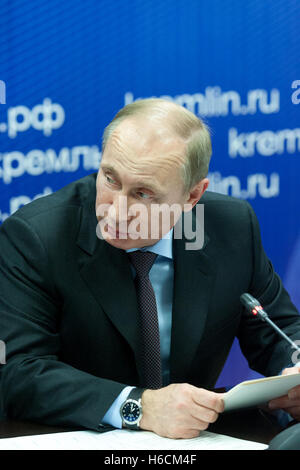 Saint Petersburg, Russie - le 22 novembre 2013. Président de la Fédération de Russie Vladimir Poutine lors de sa visite à JSC "Klimo Banque D'Images